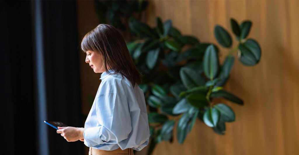 Person accessing a Solance business payment account on mobile